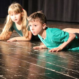 Svět pohádek - vystoupení TO a žáků pěvecké třídy L. Honzlové, 12. 12. 2016