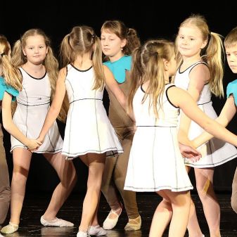 Svět pohádek - vystoupení TO a žáků pěvecké třídy L. Honzlové, 12. 12. 2016