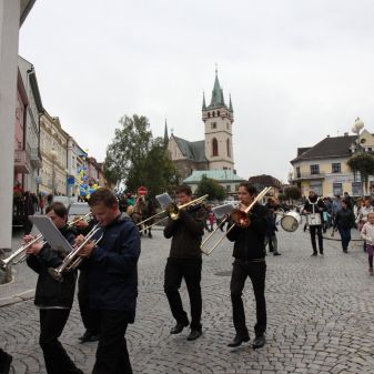 Dechový orchestr mladých a mažoretky ZUŠ - pochod městem k 80.výročí Gymnázia Humpolec, 16. 9. 2017