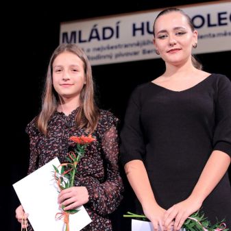 Oceněné žačky Tereza Honzlová a Lucie Kubátová